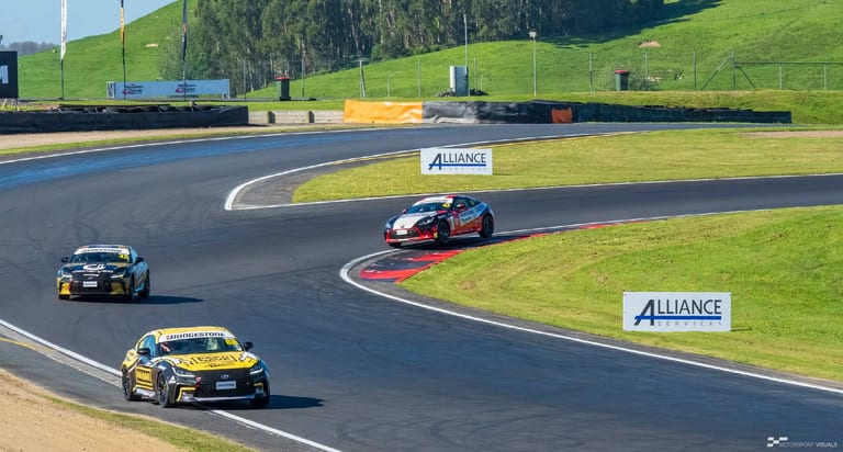 Modern circuit racing at Hampton Downs — motorsport photography by Ryan Watkinson