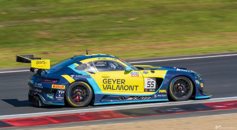 Modern circuit racing at Hampton Downs — motorsport photography by Ryan Watkinson